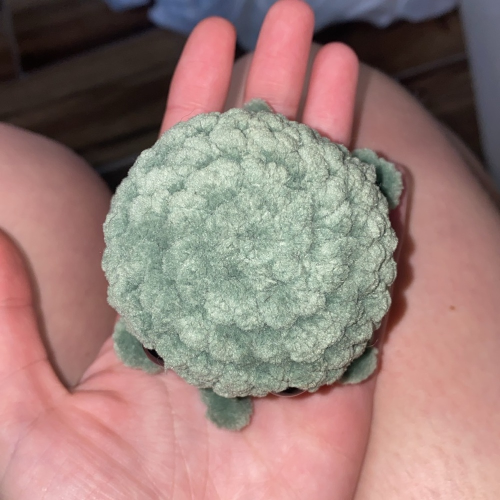 🪿Adorable hand made green octopus! - Picture 2 of 4